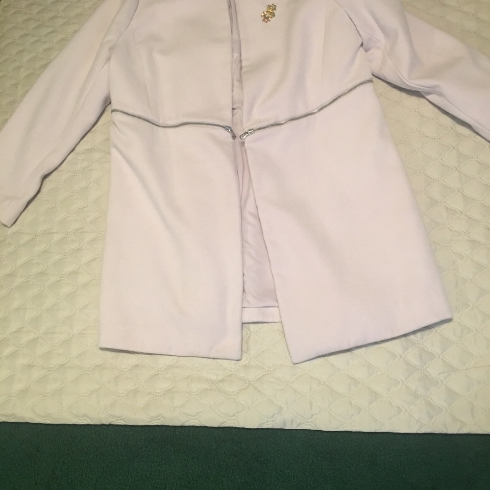 A calm wool coat. Light wool with an open front.